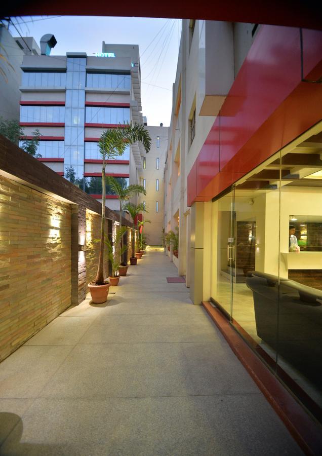 Hotel Radhe Krishna Solāpur Exterior foto