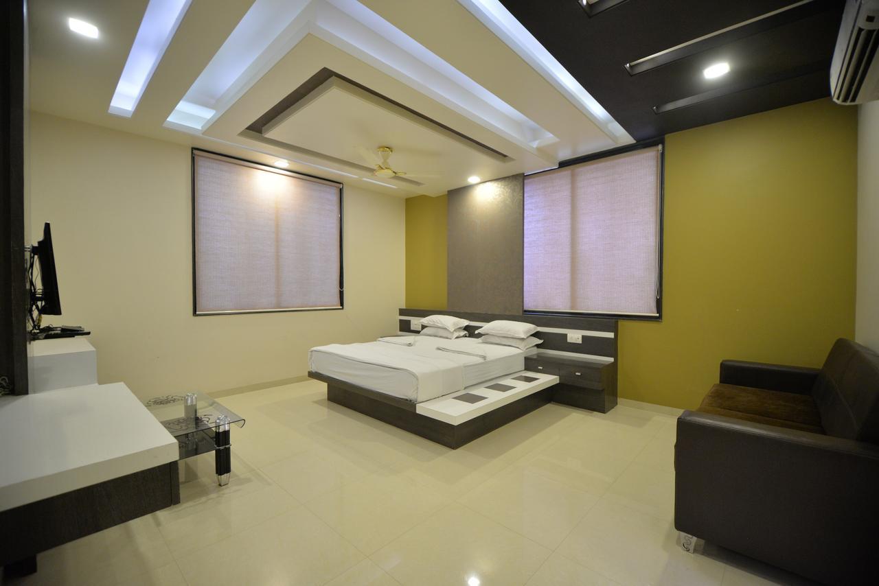Hotel Radhe Krishna Solāpur Exterior foto