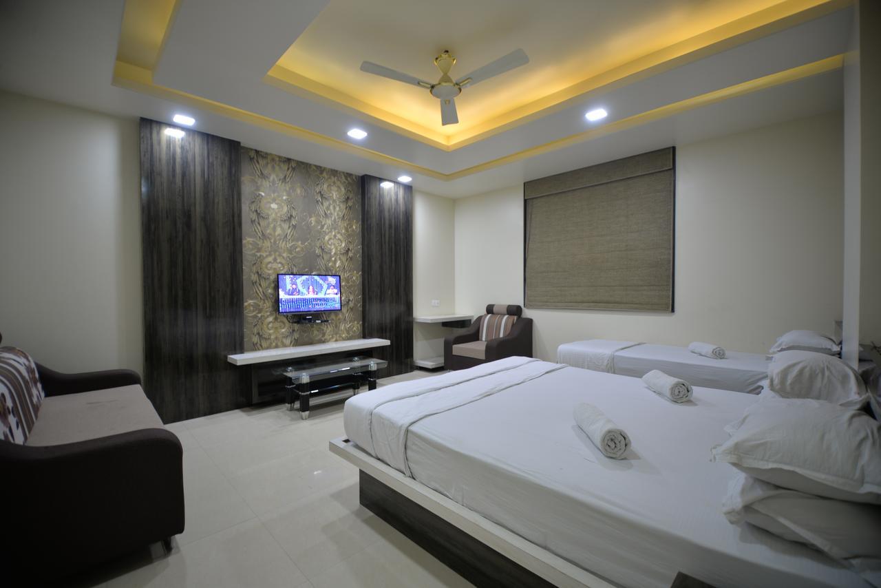 Hotel Radhe Krishna Solāpur Exterior foto