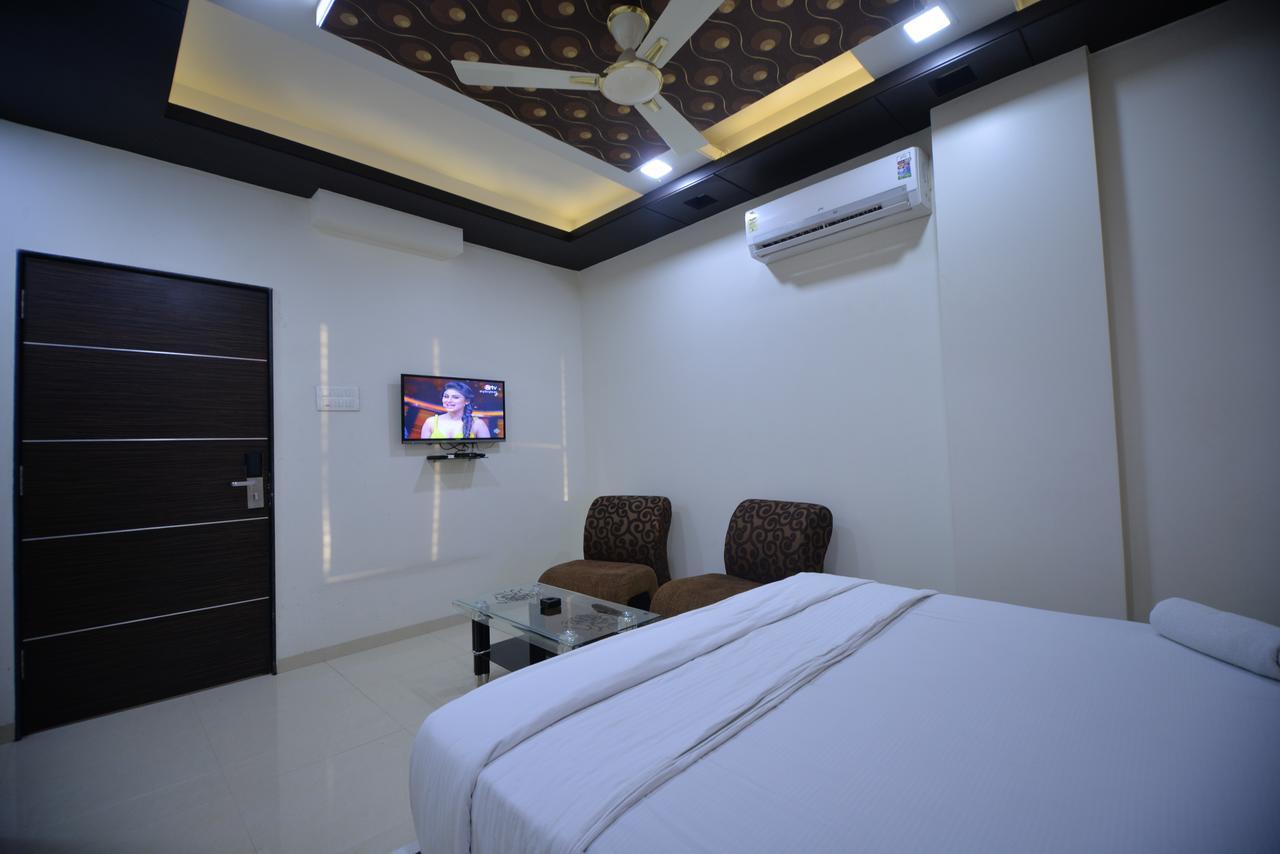 Hotel Radhe Krishna Solāpur Exterior foto