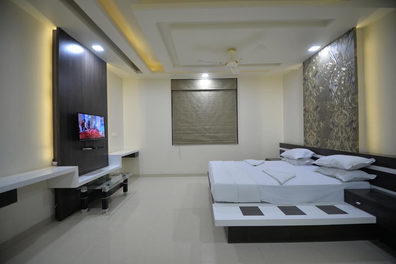 Hotel Radhe Krishna Solāpur Exterior foto