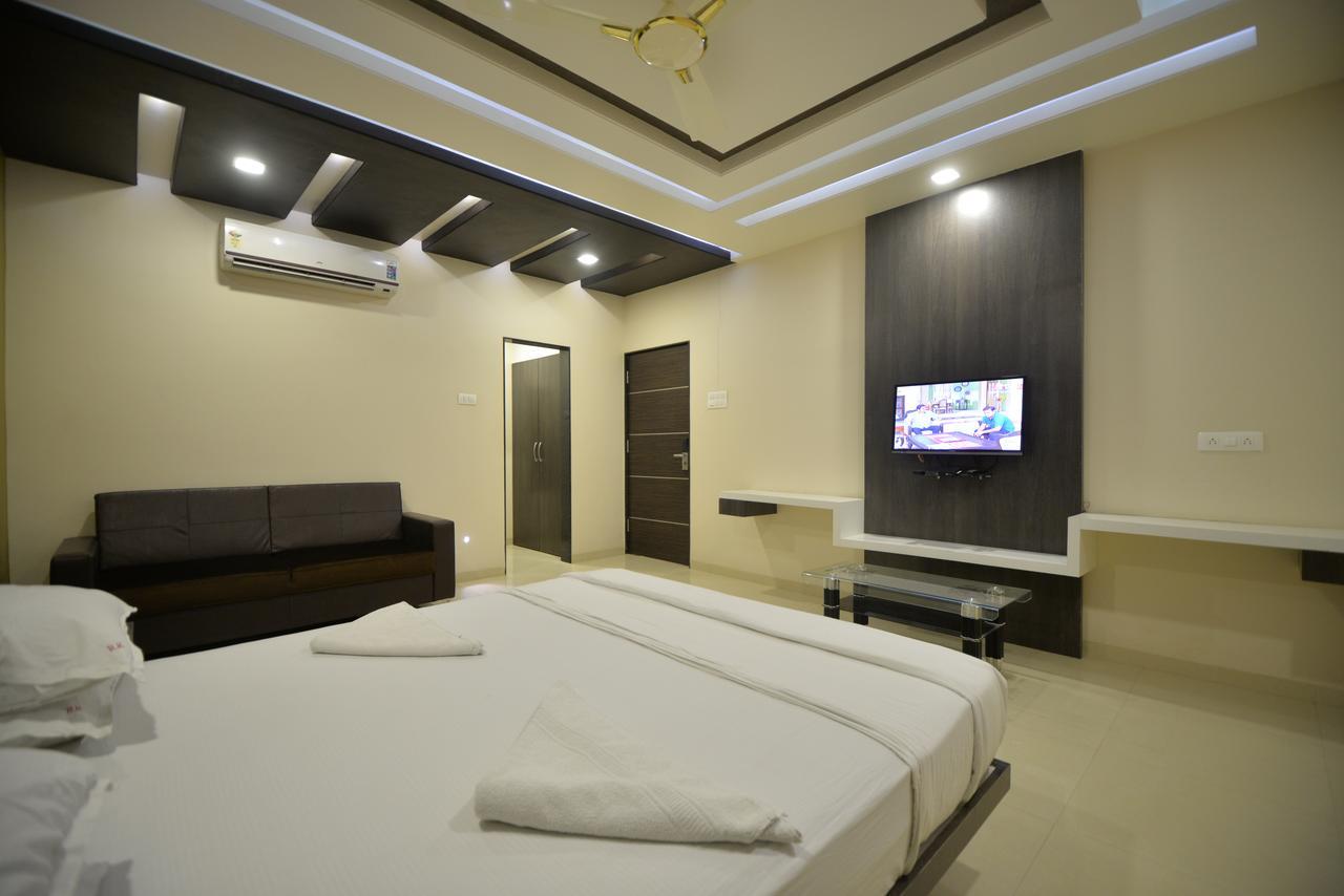 Hotel Radhe Krishna Solāpur Exterior foto